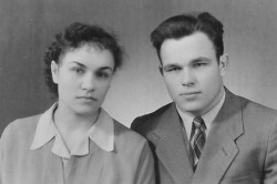 Юрга. Анна Евстигнеевна с братом Петром 1964 год