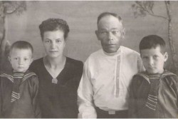 Юрга. Голенкова с мужем и детьми 1952 год 